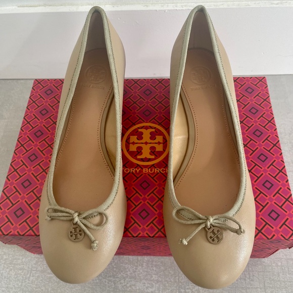 NWT Tory Burch Wedge Chelsea, Taupe color, leather, Women, Size 10 - Picture 3 of 6